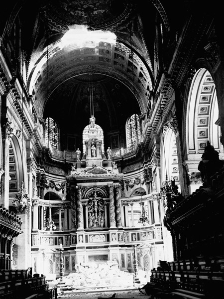 St. Paul's cathedral with damage to the High Altar 1940.