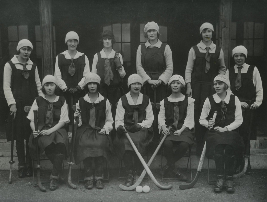 Hockey team made up of Sainsbury's workers. Copyright Sainsbury Archive/Museum of London.