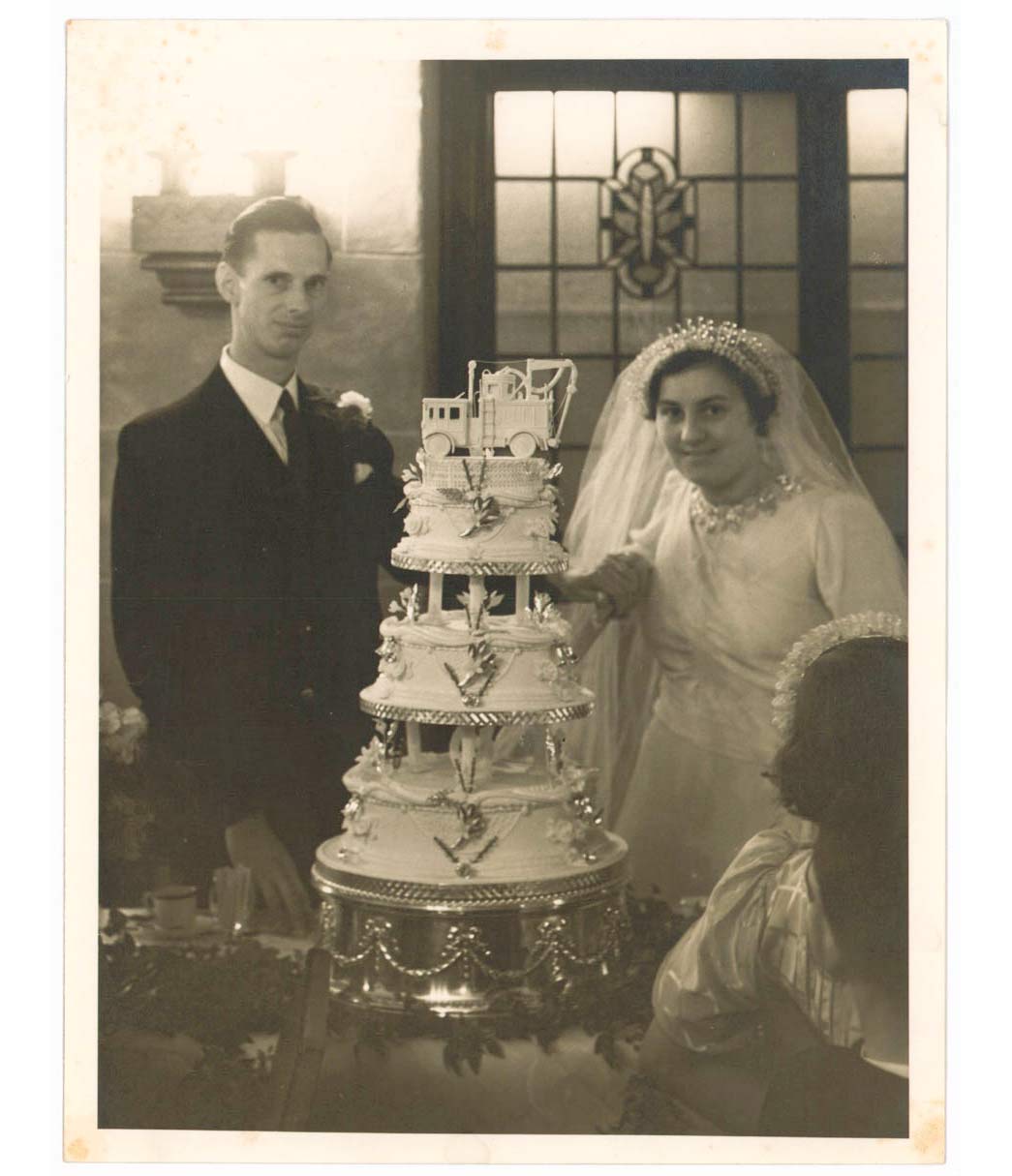 Reg_Eillen_Flavell_Wedding_Cake_Topper Discover.jpg