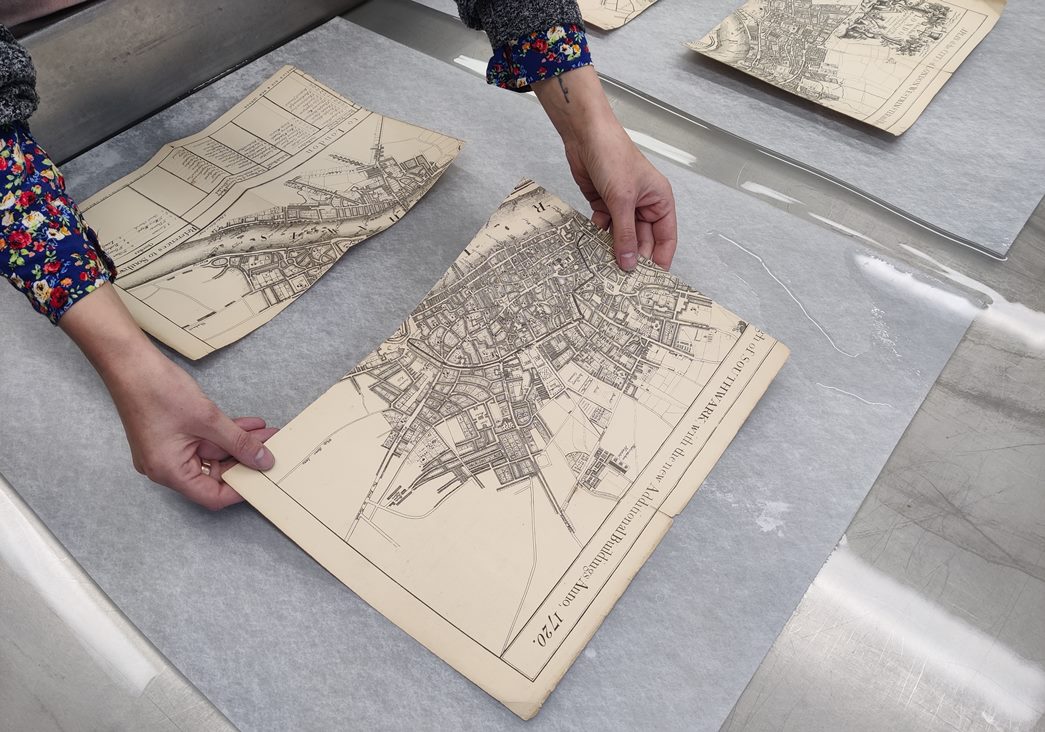 A paper conservator chose not to wear gloves while handling this map. 