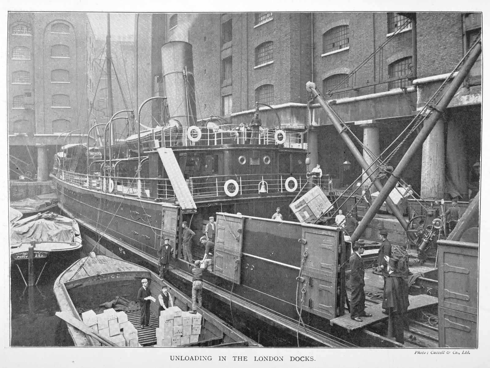 Dockers unloading goods in the London Docks in an image by Cassell & Co Ltd, 1890-1910 (ID no.: 005091)