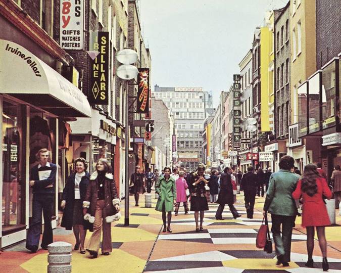 A colour postcard (around 1973) of Carnaby Street. (ID no.: 76.105/4)