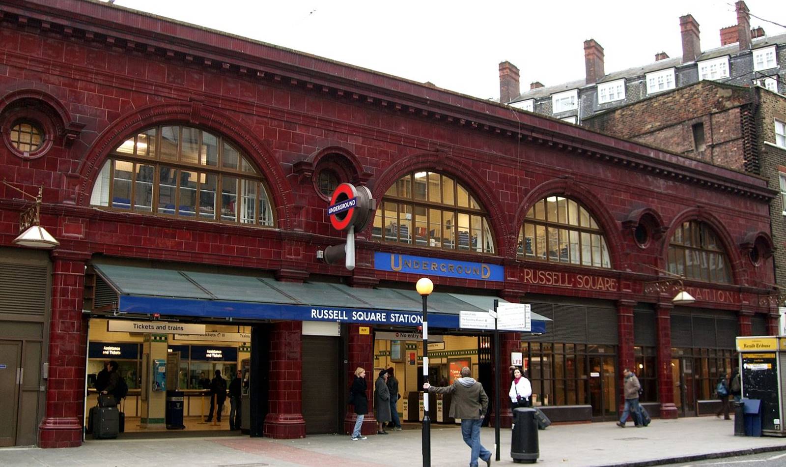 A view of the Russel Square Underground station, with Leslie Green’s oxblood red tiles on the outside and elegant glossy green inside. (Courtesy Wikimedia Commons) 