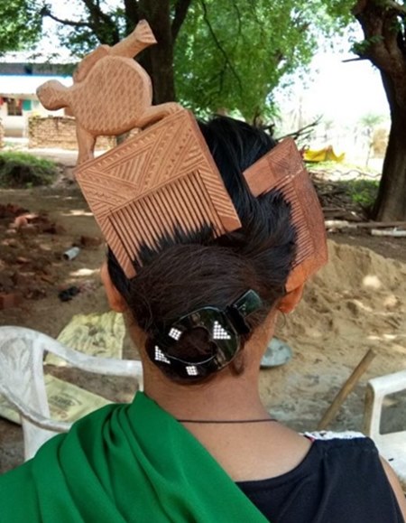 A woman from India’s Muria tribe wearing hand-carved combs, traditionally gifted by suitors. (Courtesy: Mushtak Khan/Sahapedia.org)