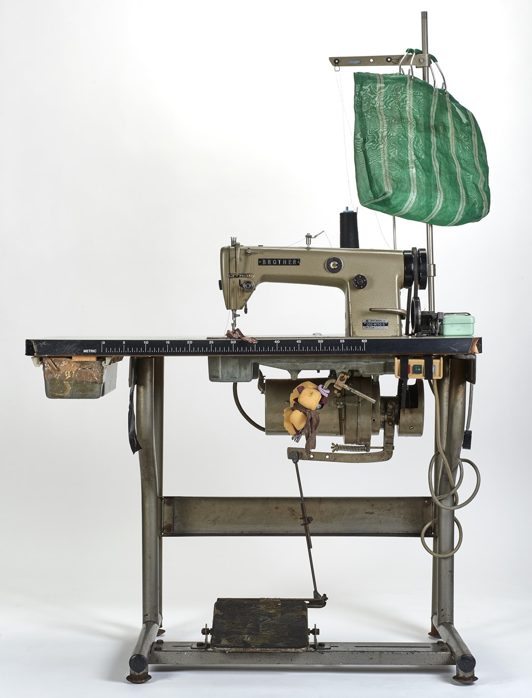 Anwara Begum’s Brother sewing machine
When Anwara Begum was not sewing for work, she was sewing as a pastime. This machine is a family heirloom. (ID no.: 2021.20/1)

