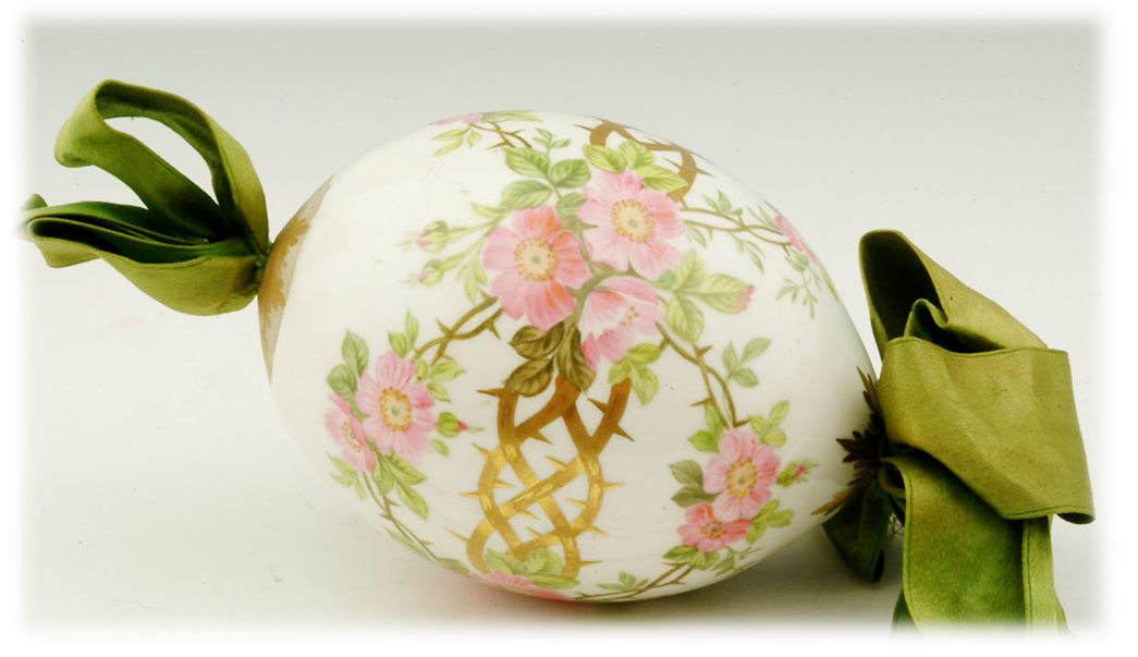 A hand-painted porcelain egg, decorated with flowers and gold thorns. (ID no.: NN13073)