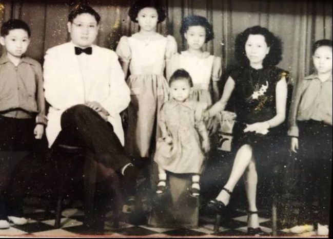 An old photograph of Foo Ying Foe's family. (From left) Cheng Chang, husband Sing Kow Yoe, Fuan Nan, Yua Nan, Yua Haw (in front), Foo Ying Yoe and Cheng Ming. (Courtesy of Yua Haw Yoe)