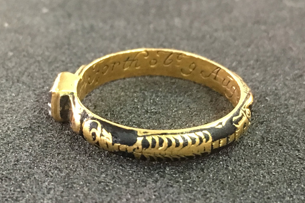 Gold mourning ring