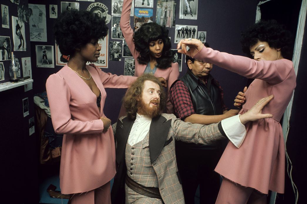 Colin Wild during a fitting of the Flirtations band members at his shop in 1976. (Photo by Norman Potter/Shutterstock)