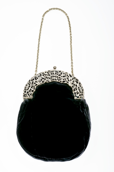 A chatelaine bag (1881–1892), bearing the mark of Rosenthal, Jacob and Co. on the frame. (ID no.: 66.79/3)