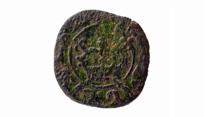 A farthing with an image of a rose and crown. It is made of copper alloy, which has been tarnished, and comes from the reign of King Charles I. 