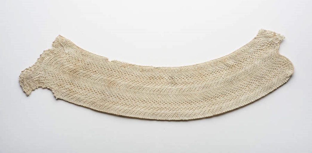 Knitted collar, believed to be by Princess Victoria
Knitted in white cotton thread, the collar is believed to have been made by the princess in the late 1820s. (ID no.: 60.132a)
