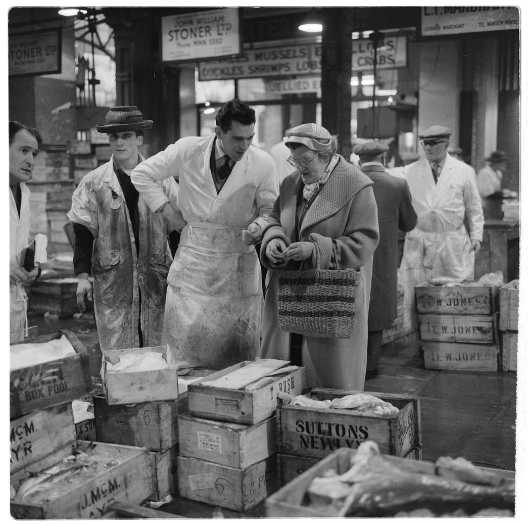 A salesman and customer at a fish stand inside Billingsgate Market. (ID no.: IN27517.1, ©Bob Collins)