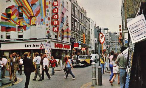 A colour postcard (around 1973) of Carnaby Street. (ID no.: 76.105/4)