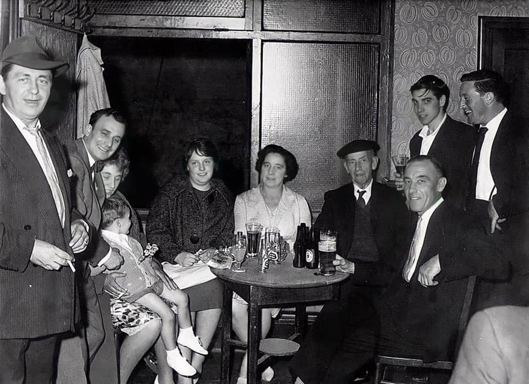 Deborah’s family during the last night at the ‘Princess of Wales’ on the Isle of Dogs in 1961. George Pye is seated on the right. (Courtesy Deborah Levett)