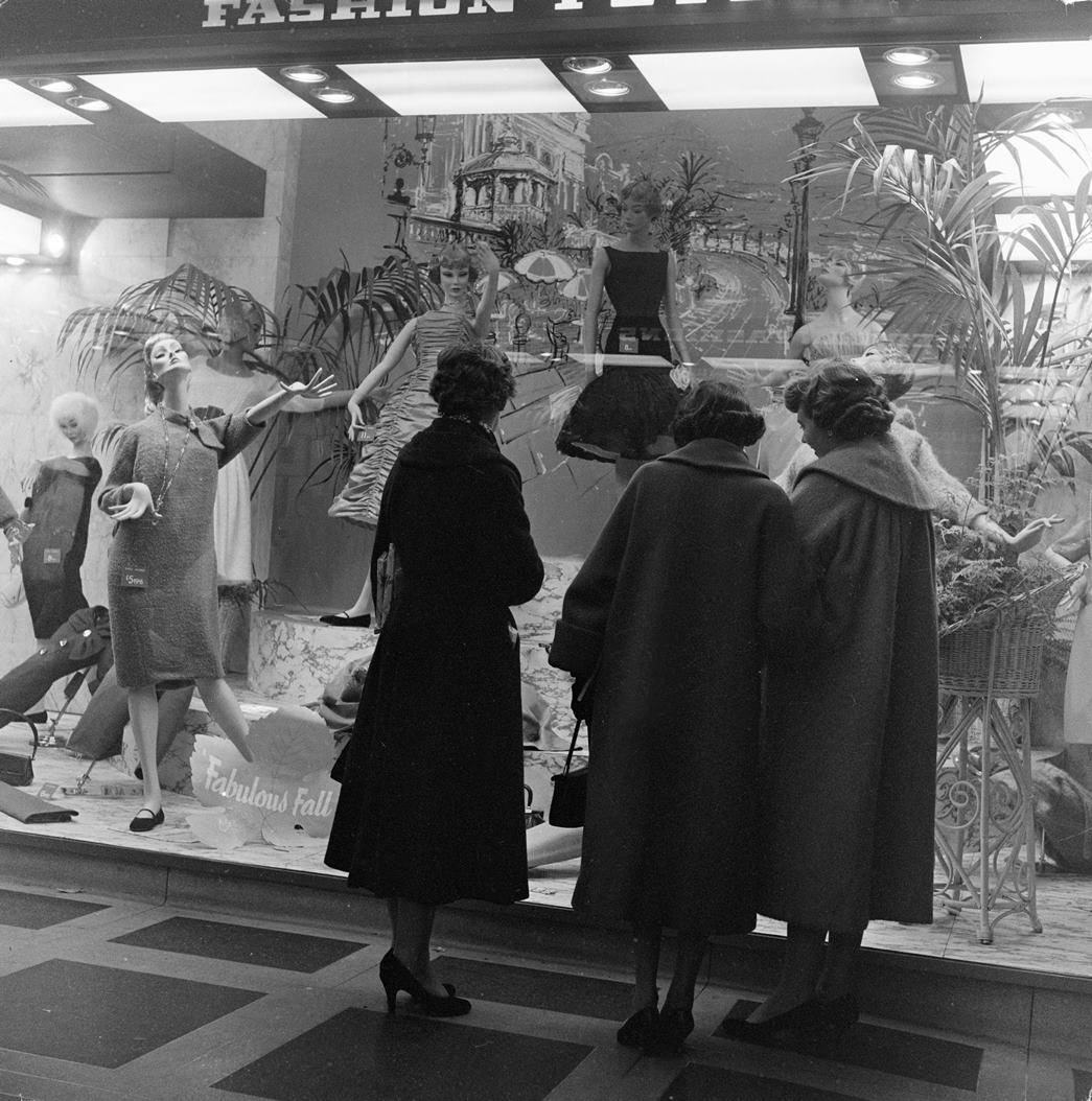 Window shopping in the West End
Window shopping at Bourne and Hollingsworth department store, Christmas 1953. (ID no.: HG1513/8, ©Henry Grant Photography) 

