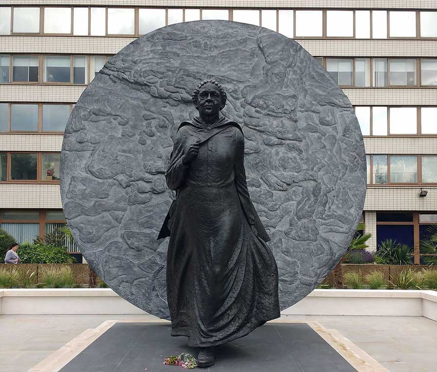 Bronze statue of Mary Seacole outside of St Thomas' Hospital, London sculpted by Martin Jennings in 2016