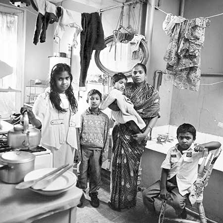 Bengali family, Shadwell, 1992 © Magda Segal