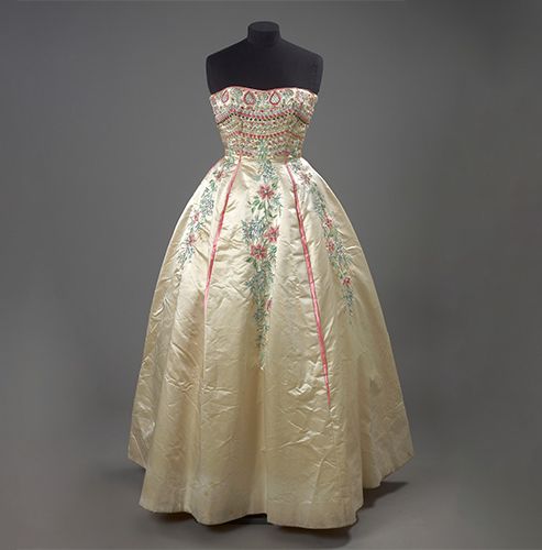 Rahvis gown © Museum of London_900x500.jpg